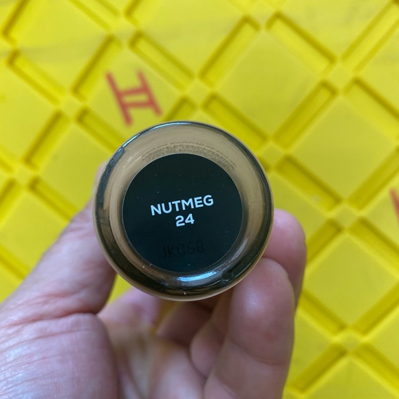 BareMinerals BarePro Performance Wear Liquid Foundation Nutmeg 24 0.34 oz - Picture 2 of 7